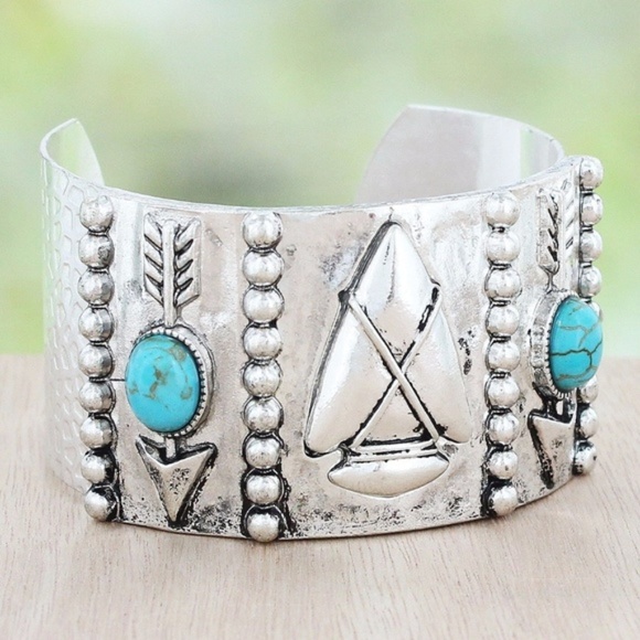 Jewelry - Silvertone Arrowhead Cuff Bracelet